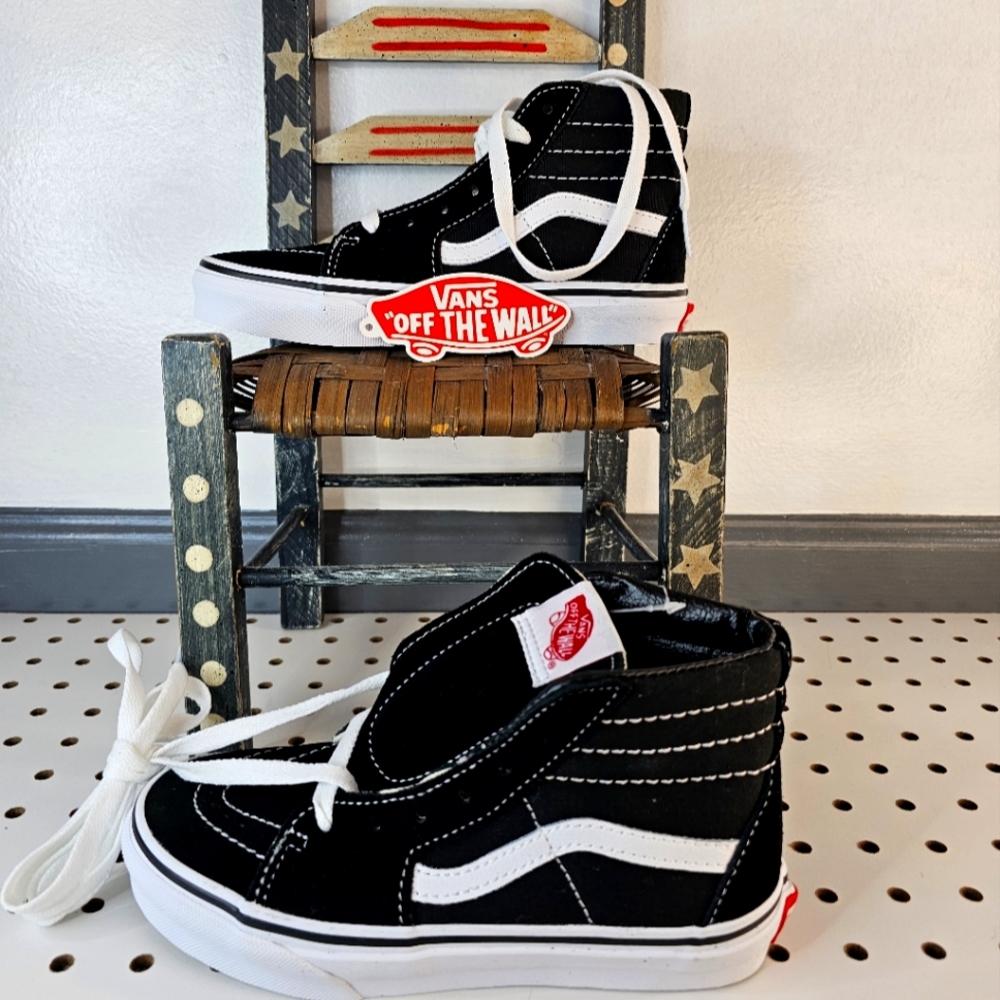 The VANS Sk8-hi Imported New in box (Size 1.5 little kids) Blk/Wht